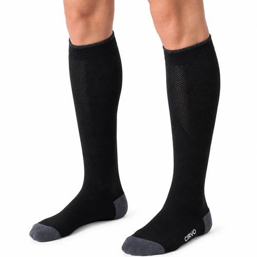 een persoon die CIRVO Compressiekousen draagt