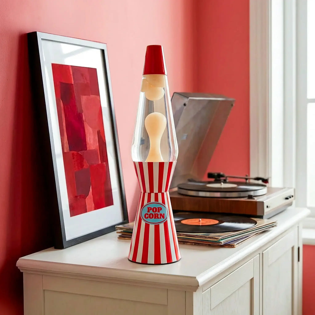 Fisura Design Lavalamp Popcorn op een kastje naast een platenspeler