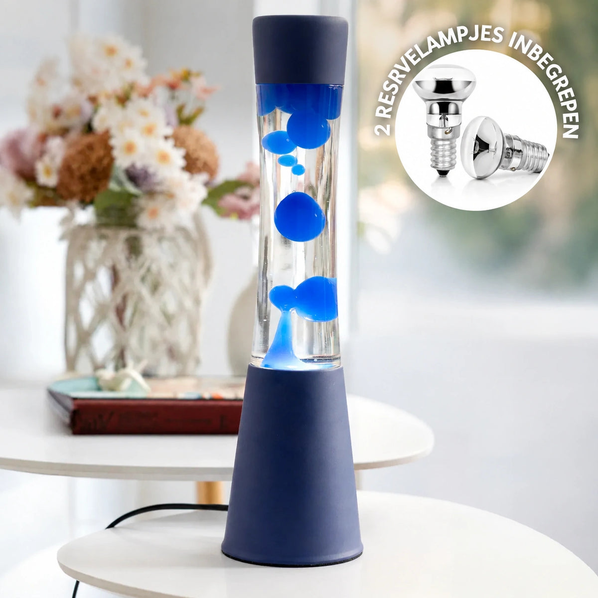 Fisura Grote Design Lavalamp met Blauwe Lava - Blauw op een salontafeltje