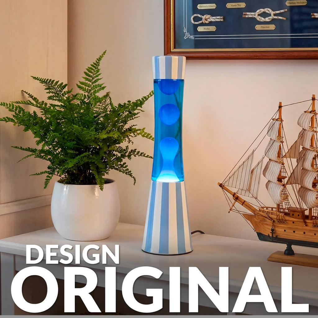 Fisura Grote Design Lavalamp met Blauwe Lava - Streepjes op een tafel naast een zeilschip