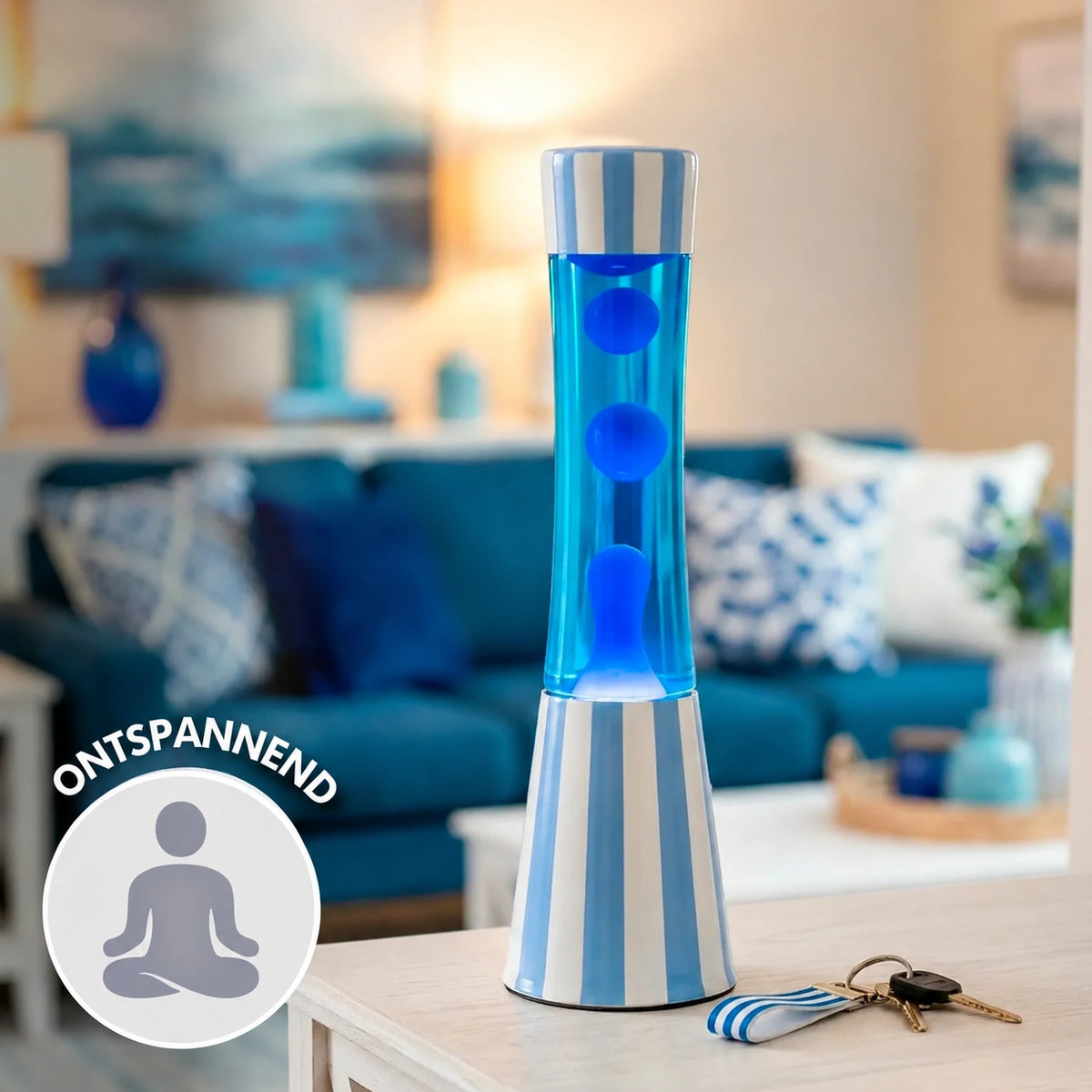 Fisura Grote Design Lavalamp met Blauwe Lava - Streepjes in de woonkamer