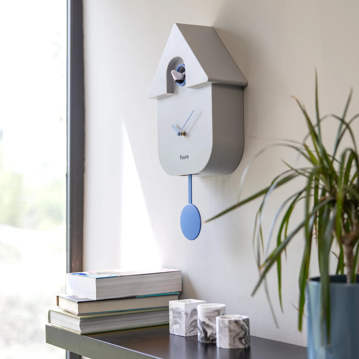 Fisura Koekoeksklok Modern Cuckoo ABS - Grijs in een moderne living tegen de muur