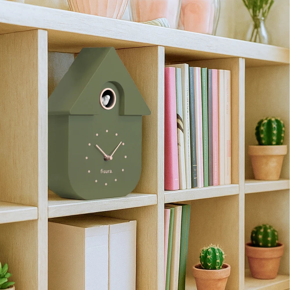 Fisura Koekoeksklok Modern Cuckoo ABS - Olijf Groen die in een boekenkast staat