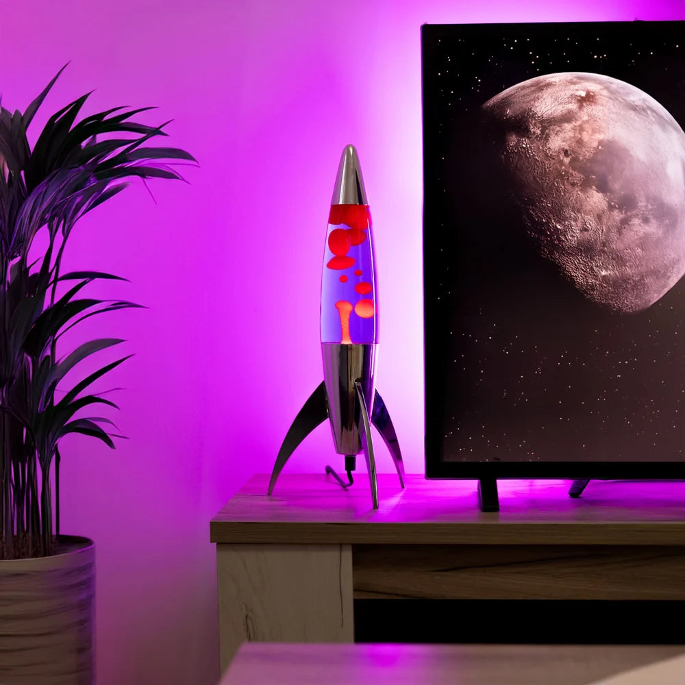 Fisura Raket Lavalamp met Rode & Paarse Lava - Chrome die de woonkamer roze verlicht