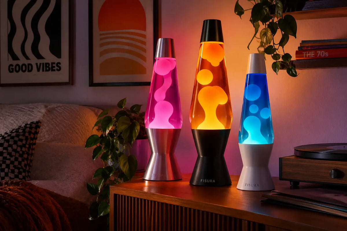 3 kleurrijke lavalampen naast elkaar die een woonkamer sfeervol verlichten